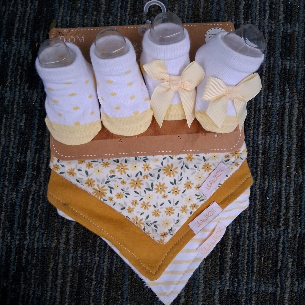 Lila & Jack Baby Booties Socks And Bibs Set New NWT Yellow